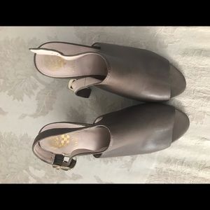 Vince Camuto Grey Taupe Pum